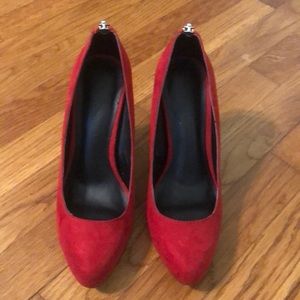 Red pumps